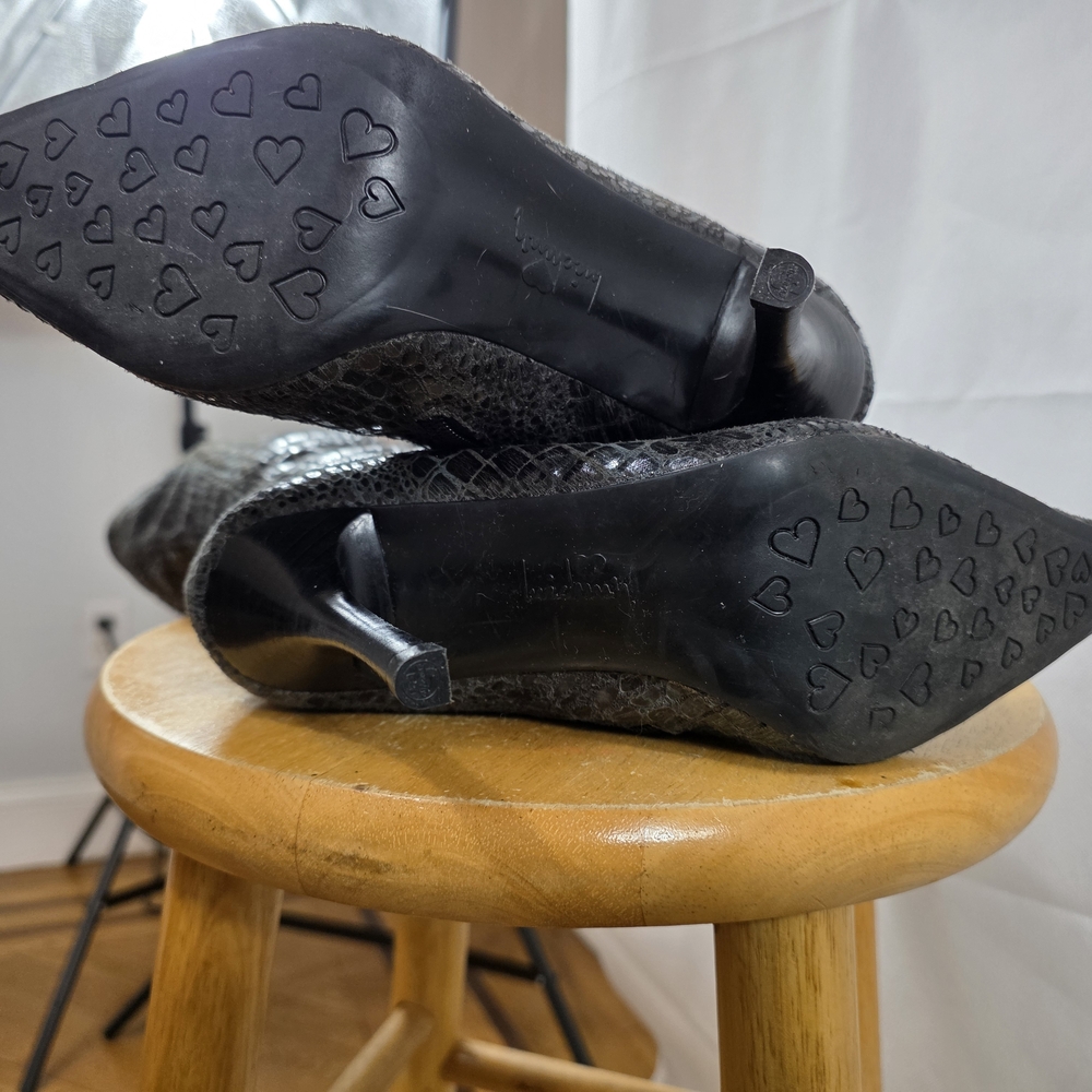 Elegant Black Croc-Embossed Knee-High Boots - Picture 4 of 9